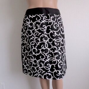 Chic Black and White Patterned Pencil Skirt
